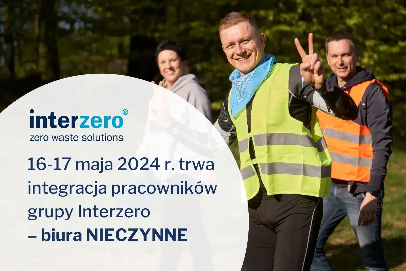 trzy uśmiechnięte osoby w trakcie integracji pracowniczej